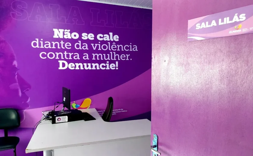 Sala Lilás da Arsal realiza panfletagem na orla em ação de combate à violência contra mulher