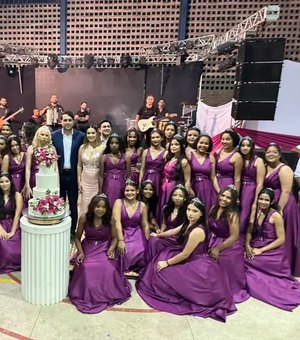 Prefeitura de Santana do Mundaú promove baile de debutantes