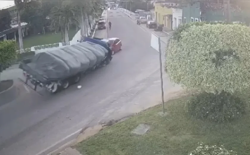 Grave acidente entre caminhão e veículo de passeio em Capela atinge imóveis