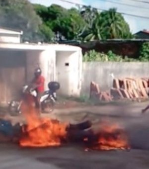 Moradores de Riacho Doce fecham AL-101 Norte em protesto após garoto morrer eletrocutado