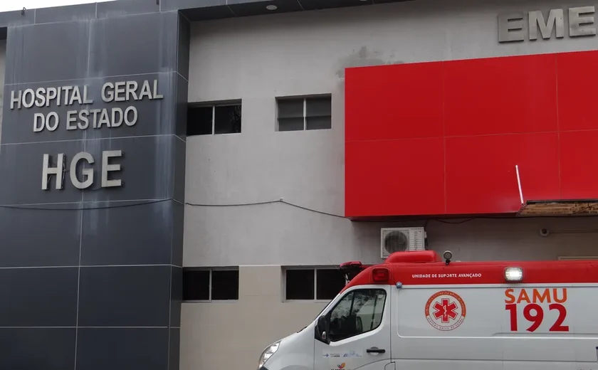 Criminosos fingem ser policiais, invadem casa e tentam matar jovem com nove tiros em Maceió