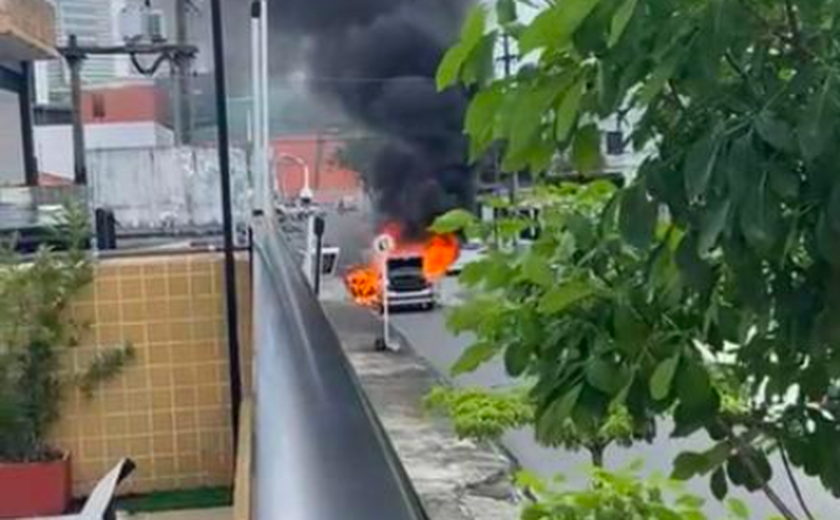 Vídeo: carro pega fogo e assusta moradores no bairro da Jatiúca, em Maceió