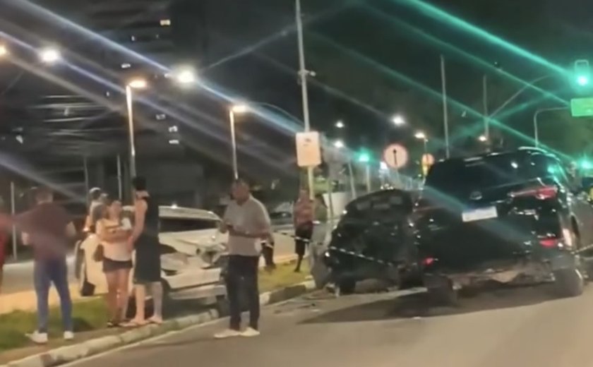 Acidente envolvendo sete carros interdita área na Avenida Fernandes Lima, em Maceió