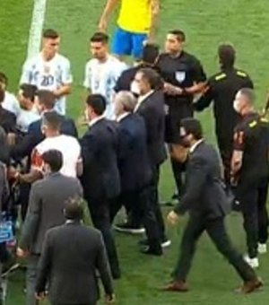 Anvisa invade campo e interrompe Brasil x Argentina para tirar argentinos que vieram da Inglaterra
