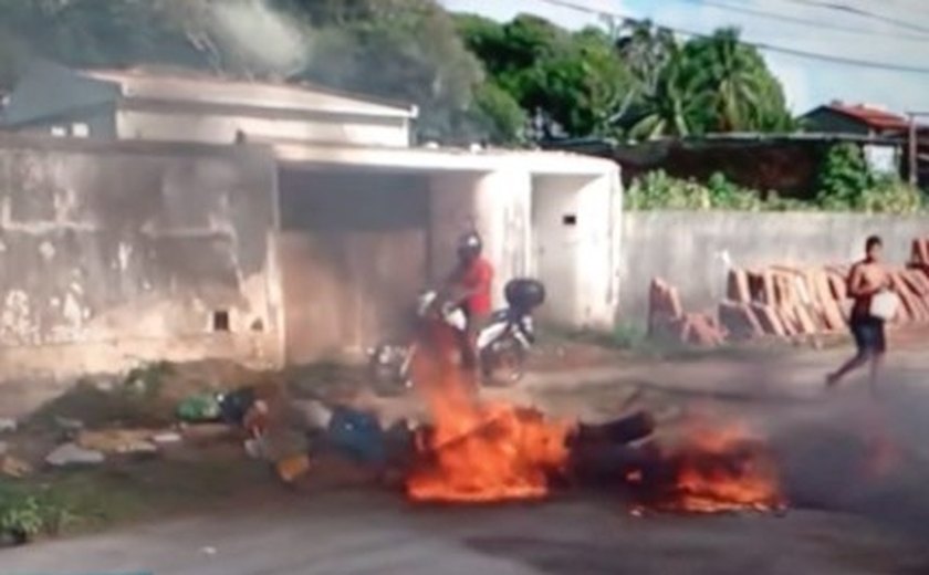 Moradores de Riacho Doce fecham AL-101 Norte em protesto após garoto morrer eletrocutado