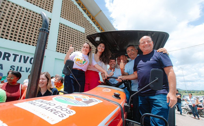 Prefeito Júnior Menezes entrega mais um trator para fortalecer a agricultura de União dos Palmares