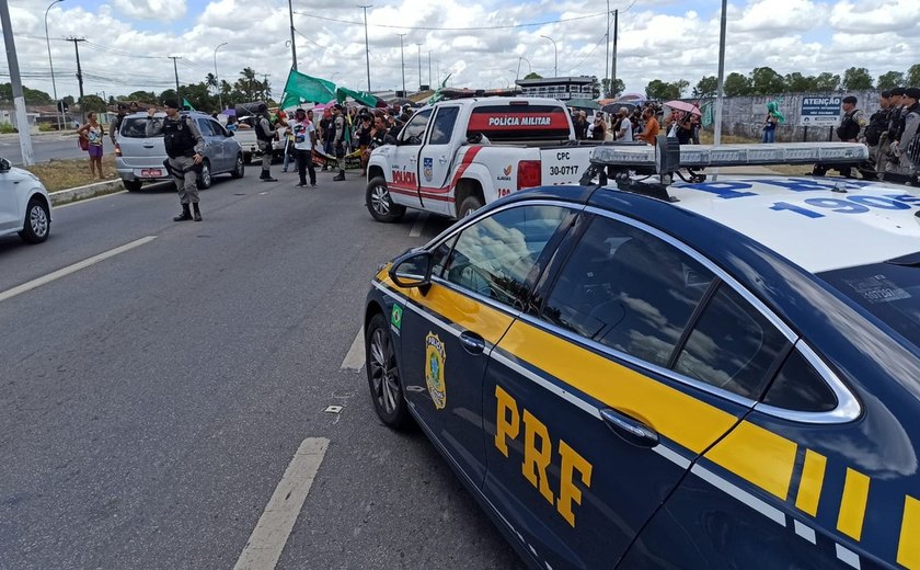 Em protesto, trabalhadores da educação fecham trecho da BR-104 em Rio Largo