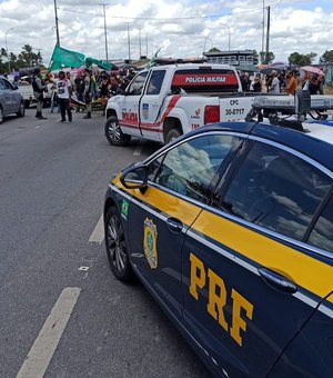 Em protesto, trabalhadores da educação fecham trecho da BR-104 em Rio Largo